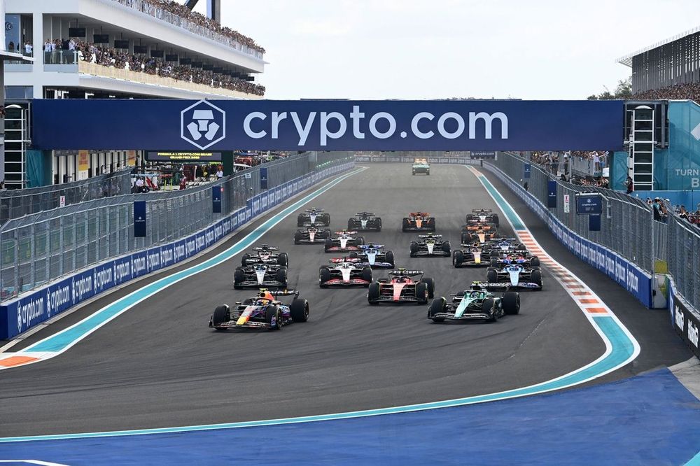Sergio Perez, Red Bull Racing RB19, Fernando Alonso, Aston Martin AMR23, Carlos Sainz, Ferrari SF-23, Kevin Magnussen, Haas VF-23, Pierre Gasly, Alpine A523, the rest of the field at the start
