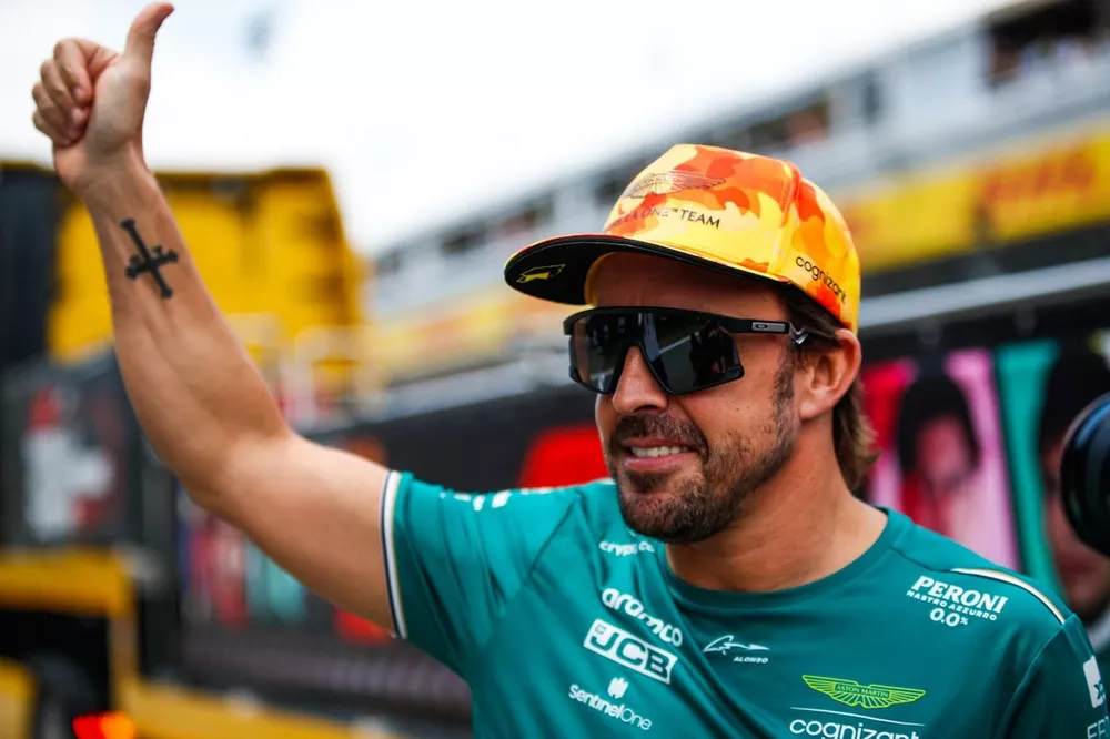 Fernando Alonso, Aston Martin F1 Team, en el desfile de pilotos