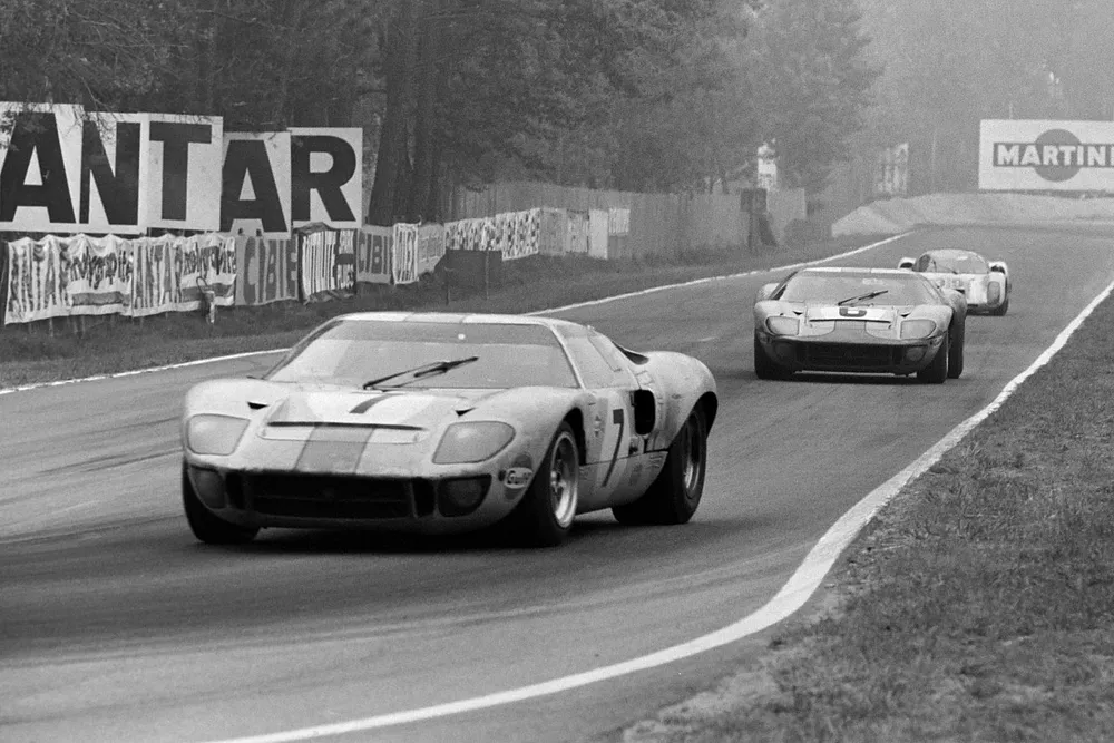 David Hobbs / Mike Hailwood, John Wyer Automotive Engineering, Ford GT40, leads Jacky Ickx / Jackie Oliver, John Wyer Automotive Engineering Ltd, Ford GT40.