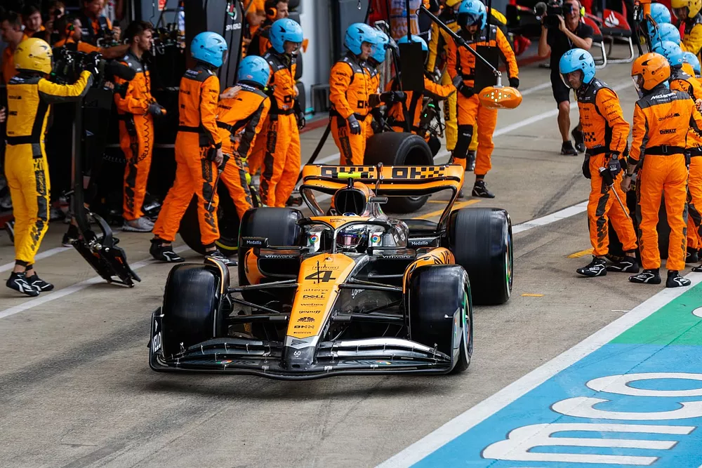 Lando Norris, McLaren MCL60, makes a pit stop