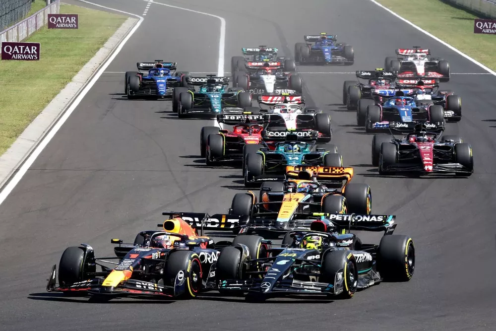 Max Verstappen, Red Bull Racing RB19, Lewis Hamilton, Mercedes F1 W14, strijd om de leiding bij de start