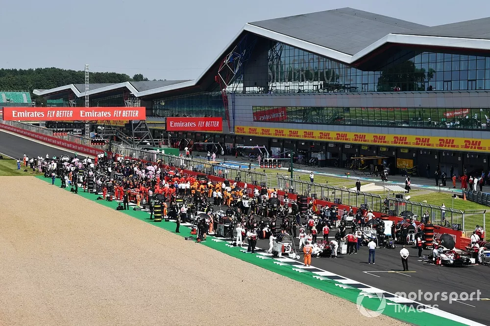 Una vista panor&aacute;mica de la parrilla de salida. Kimi Raikkonen, Alfa Romeo Racing C39 y Antonio Giovinazzi, Alfa Romeo Racing C39 salen en la parte trasera