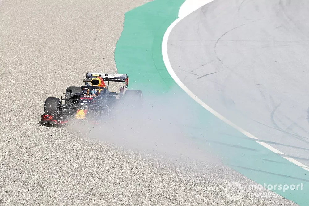 Alex Albon, Red Bull Racing RB16, dans les graviers