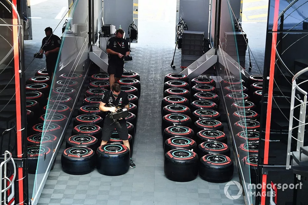 Mercedes-teamleden werken aan Pirelli-banden