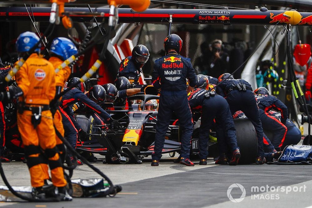 Max Verstappen, Red Bull Racing RB16, pit stop 