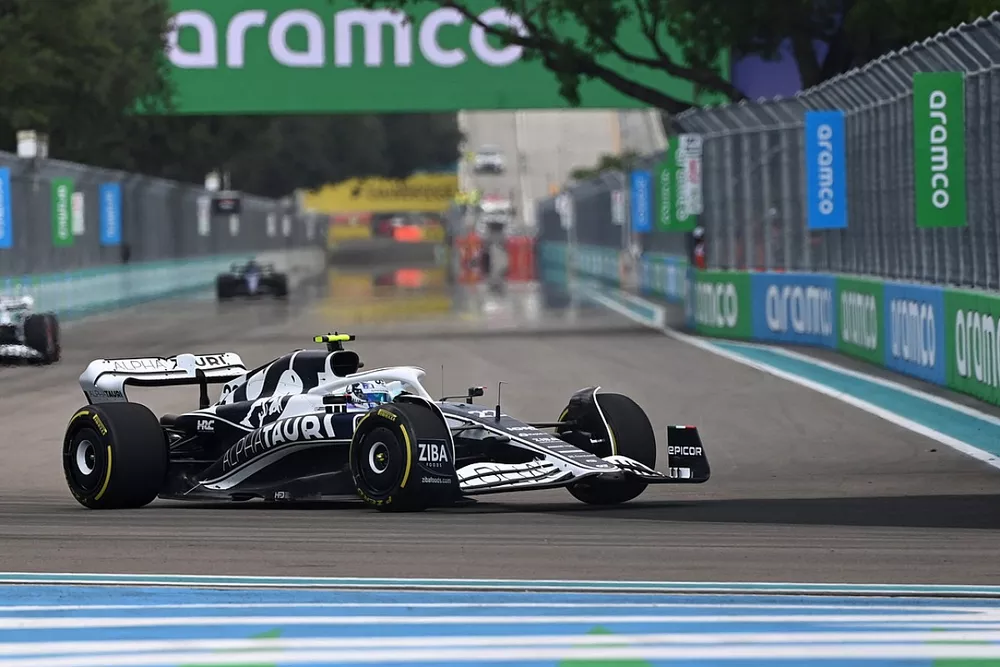 Yuki Tsunoda, AlphaTauri AT03, Pierre Gasly, AlphaTauri AT03