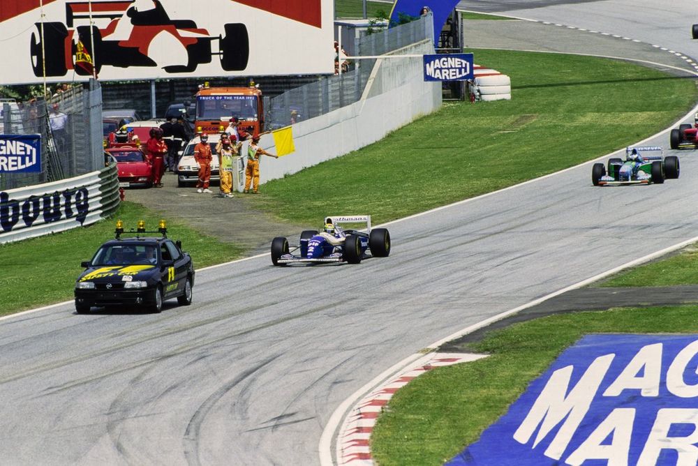 O Safety Car lidera Ayrton Senna, Williams FW16 Renault, e Michael Schumacher, Benetton B194 Ford