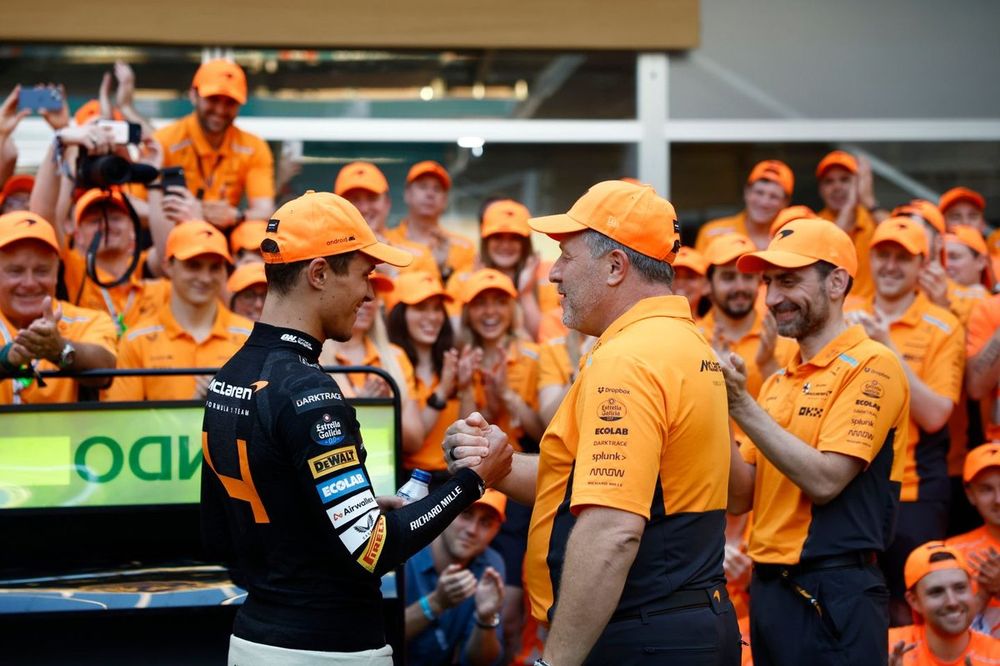 Lando Norris, McLaren F1 Team, 1e plaats, Zak Brown, CEO, McLaren Racing, Andrea Stella, teambaas McLaren F1 Team, het McLaren-team viert overwinning