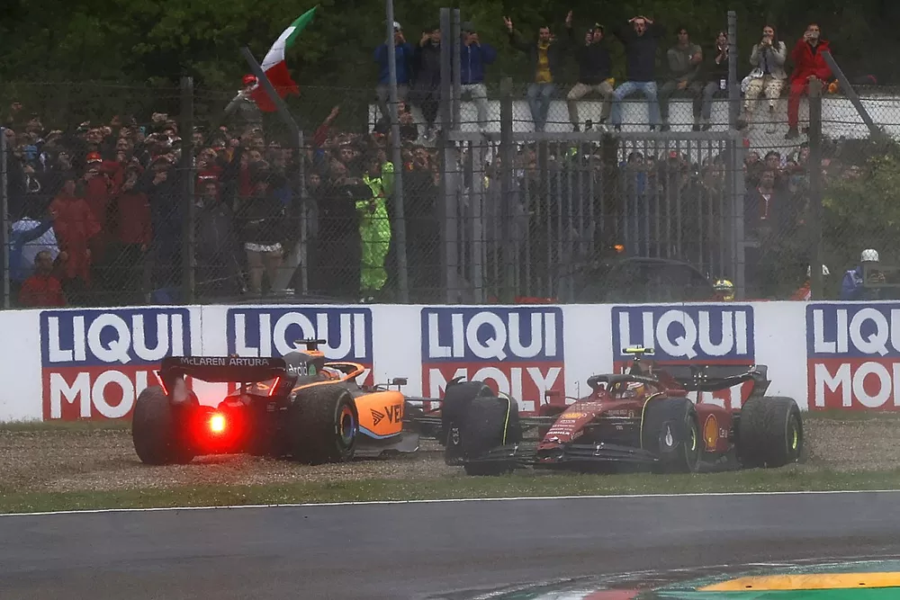 Daniel Ricciardo, McLaren MCL36, Carlos Sainz Jr., Ferrari F1-75, chocan en la primera vuelta
