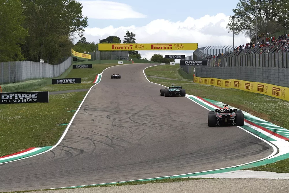 Lance Stroll, Aston Martin AMR22, Sergio P&eacute;rez, Red Bull Racing RB18