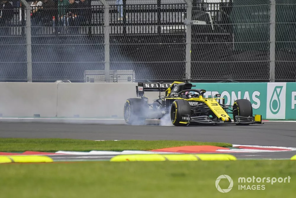 Daniel Ricciardo, Renault F1 Team R.S.19 locks a front wheel