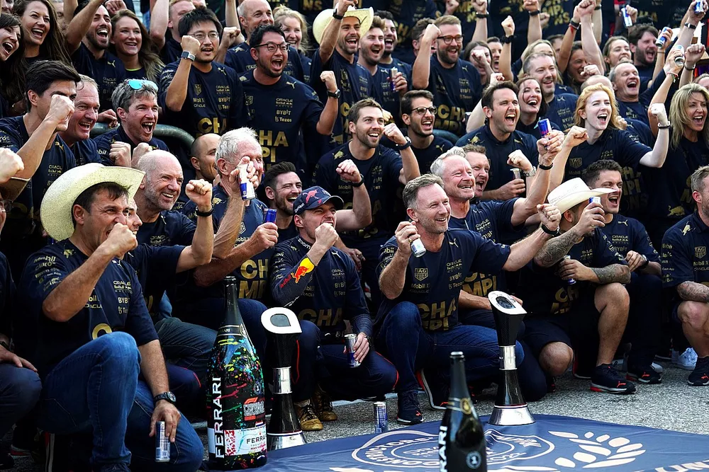 El ganador Max Verstappen y Red Bull celebran el t&iacute;tulo de constructores 2022 de F1