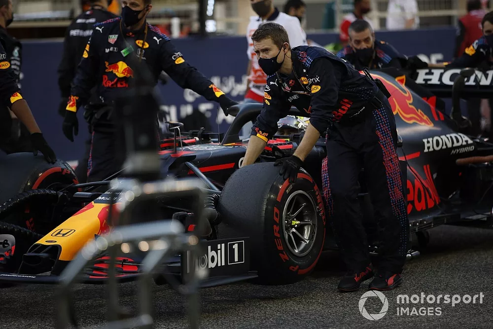 Sergio P&eacute;rez, Red Bull Racing RB16B, llega a la parrilla