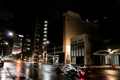 VIDEO: Carros de F1 fazem demonstração noturna em Adelaide