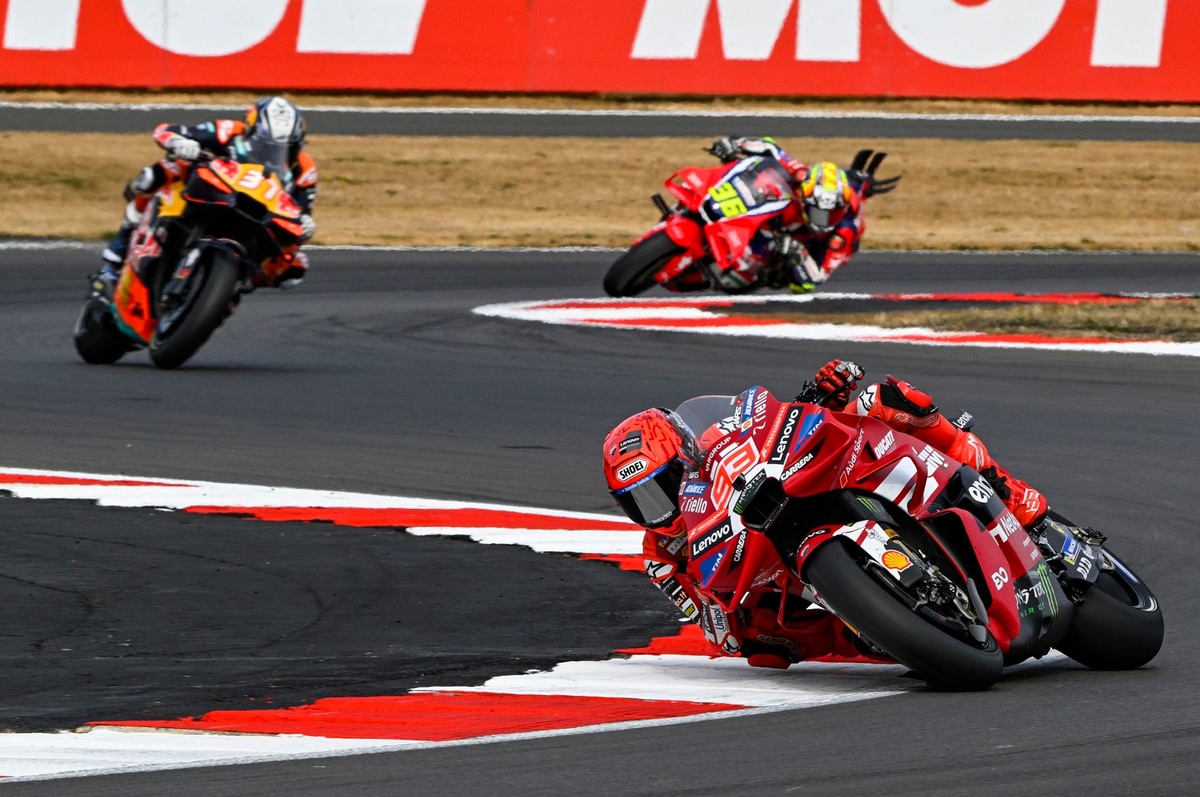 Marquez baffled by “massive” tyre drop in British GP sprint