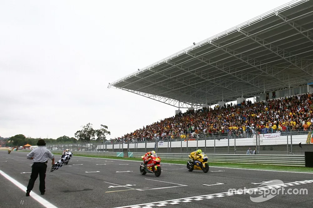 Bandiera a scacchi per Toni Elias, Fortuna Honda e Valentino Rossi, Yamaha