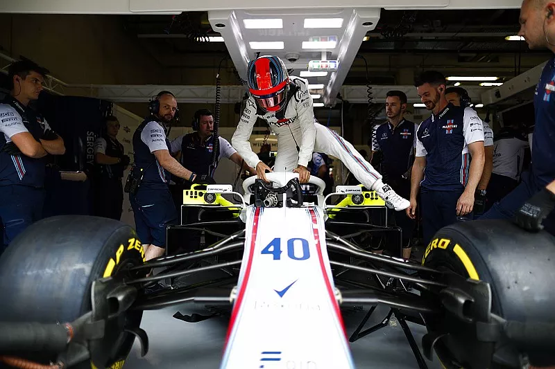 Robert Kubica, Williams FW41, climbs into his car
