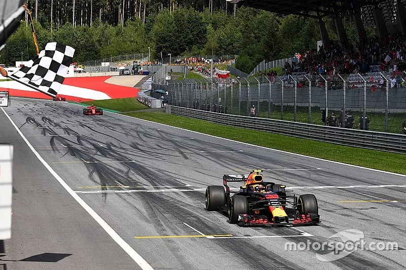 Racewinnaar Max Verstappen, Red Bull Racing RB14 krijgt de zwartwit geblokte vlag