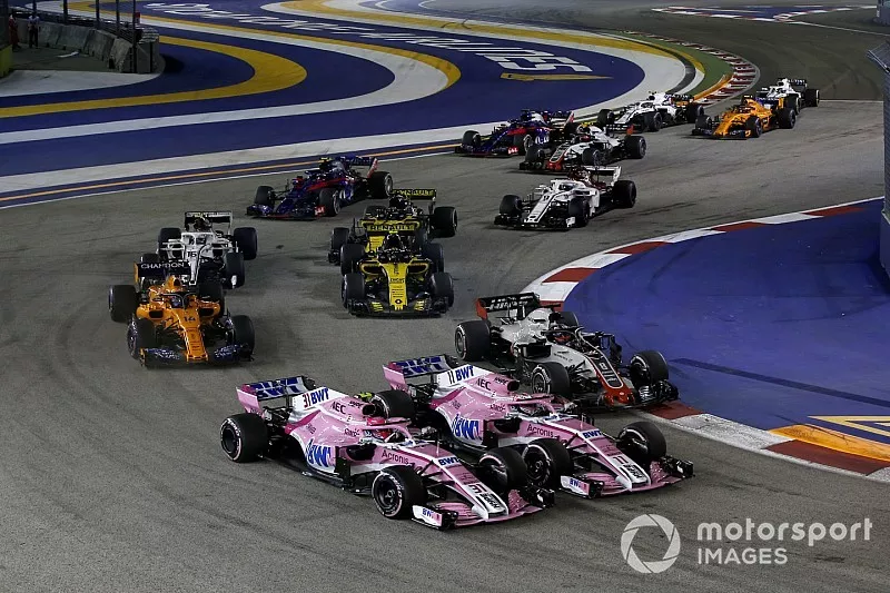 Esteban Ocon, Racing Point Force India VJM11 and Sergio Perez, Racing Point Force India VJM11 battle at the start of the race