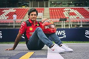 Fotos: Sainz presenta su casco especial para el GP de España de F1