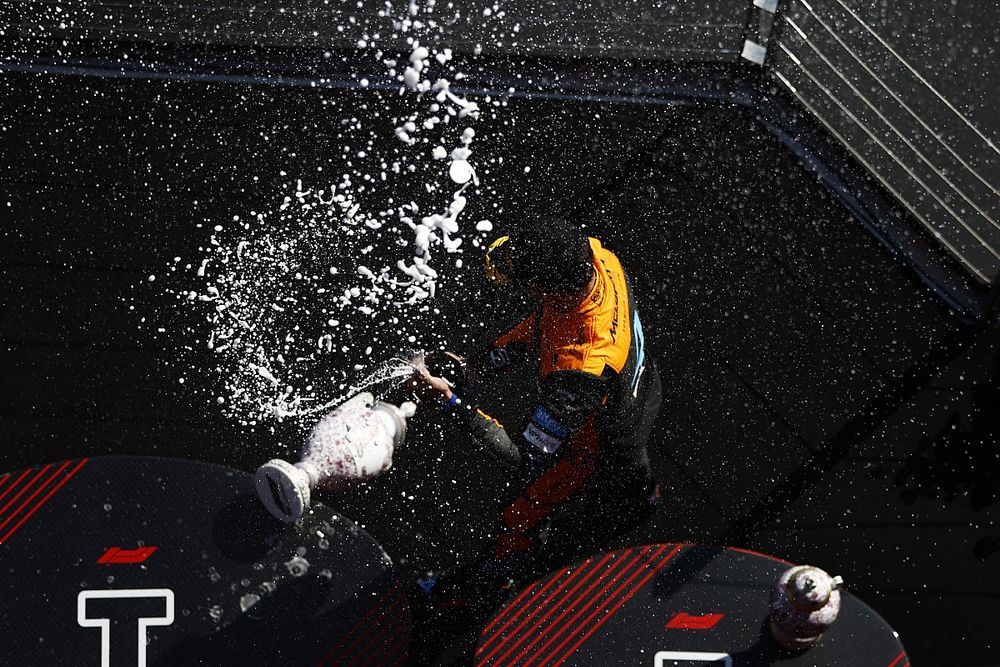 Podio: segundo lugar Lando Norris, McLaren y el trofeo roto de Max Verstappen, Red Bull