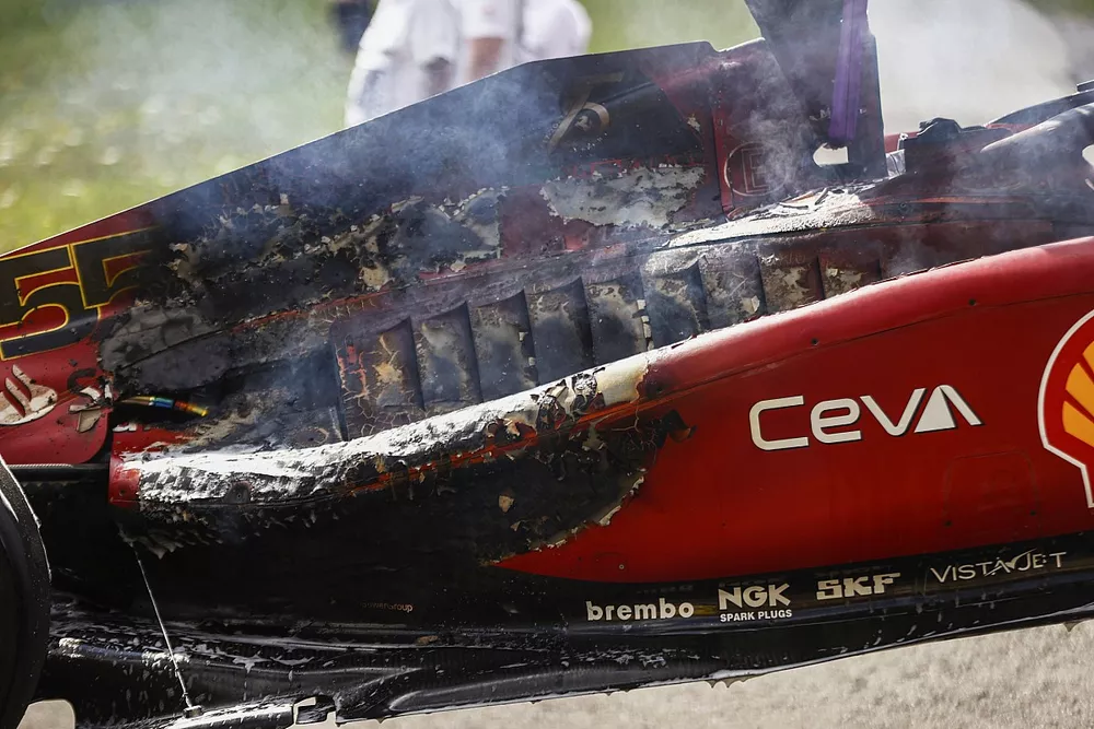 Les d&eacute;g&acirc;ts du feu sur la monoplace de Carlos Sainz, Ferrari F1-75 