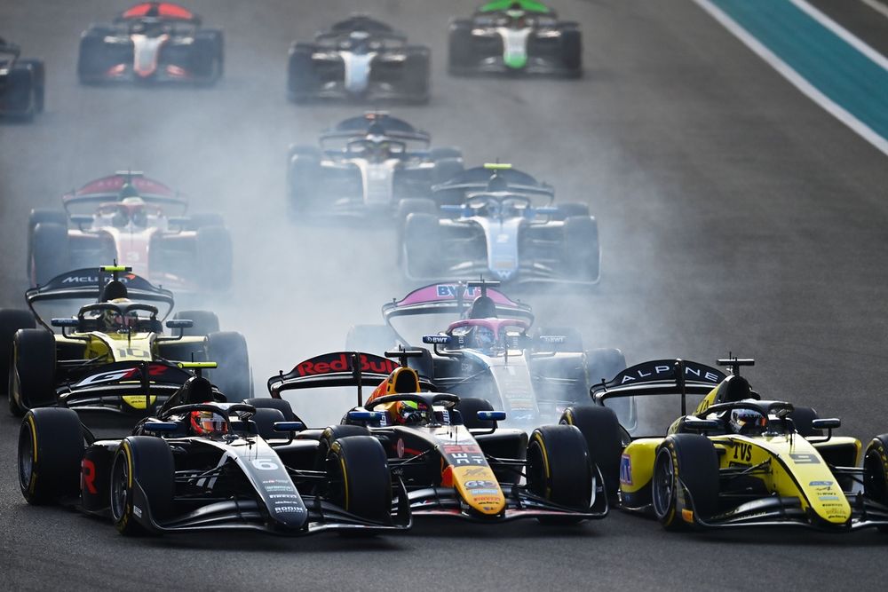 Ritomo Miyata, Rodin Motorsport, Isack Hadjar,  
 Campos Racing, Kush Maini, Invicta Racing en la salida