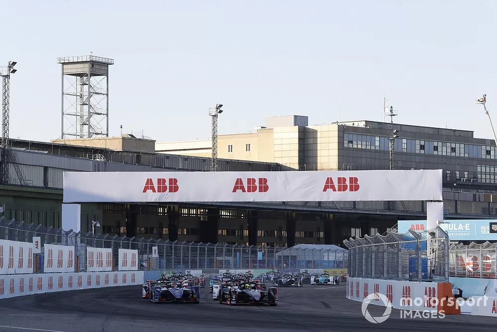 Oliver Rowland, Nissan e.Dams, Nissan IMO2 leads at the start of the race with Robin Frijns, Envision Virgin Racing, Audi e-tron FE06 