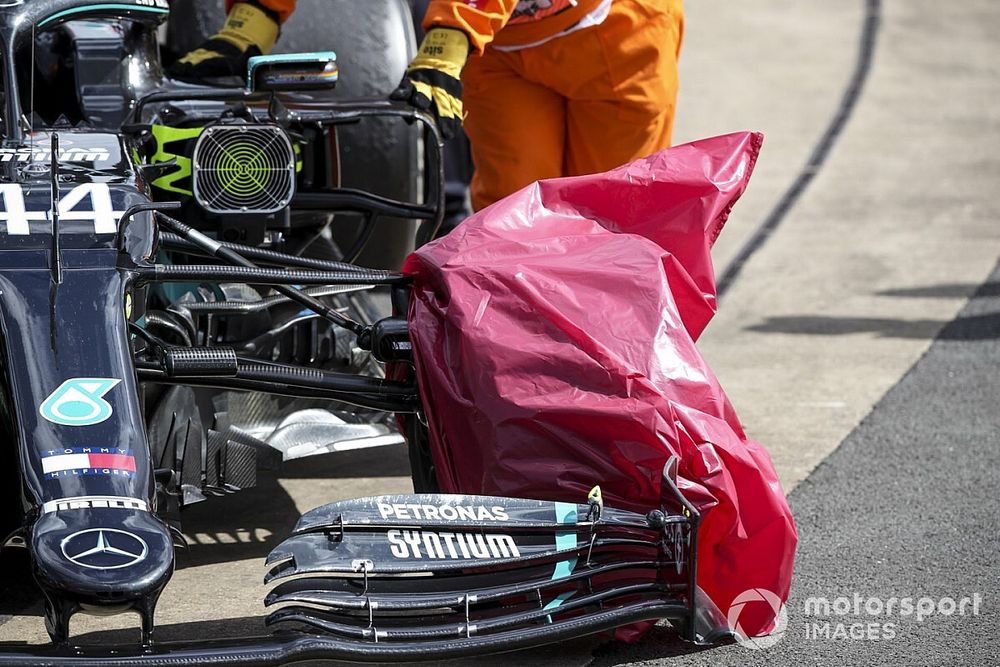 Neum&aacute;tico da&ntilde;ado del monoplaza de Lewis Hamilton, Mercedes F1 W11 cubierto con una bolsa