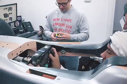 Mercedes desvela cómo prepara Hamilton su asiento para 2019