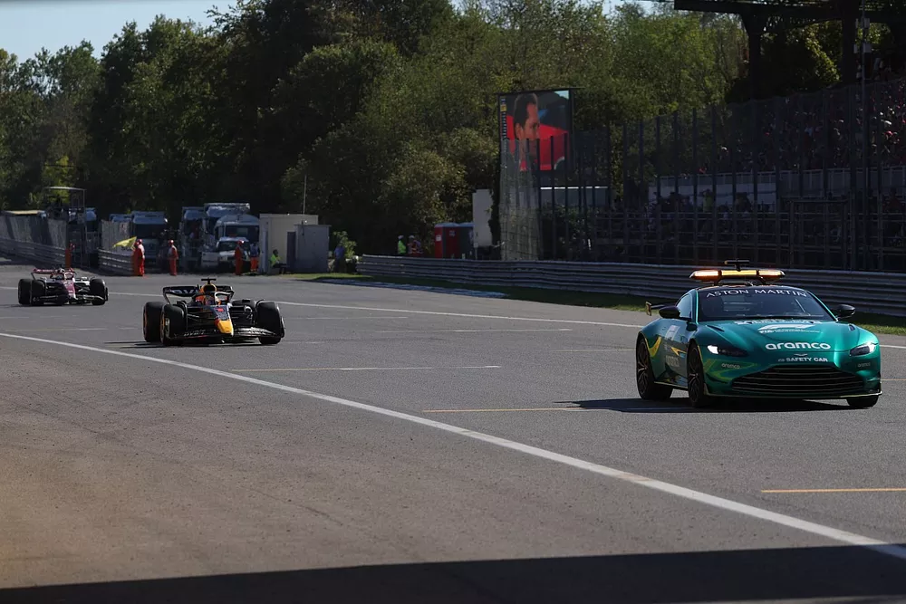 El Safety Car Max Verstappen, Red Bull Racing RB18, 1&ordf; posici&oacute;n, sobre la l&iacute;nea de meta