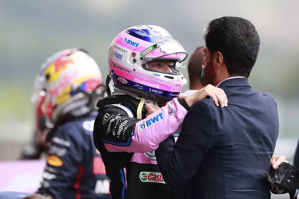 Fernando Alonso, del equipo Alpine F1, con Mohammed bin Sulayem, Presidente de la FIA