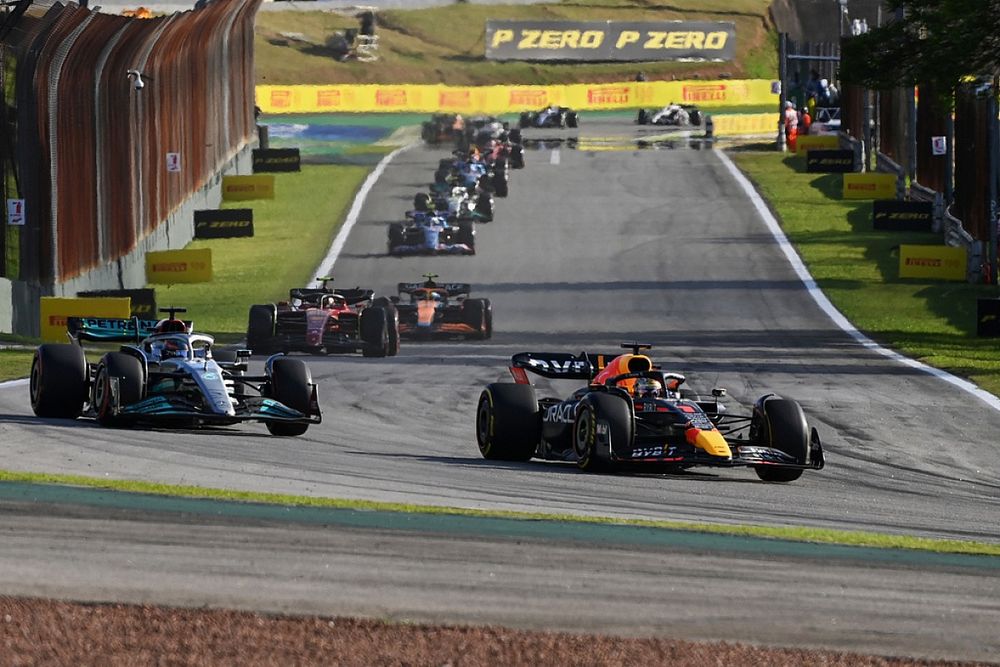 Max Verstappen, Red Bull Racing RB18, George Russell, Mercedes W13, Carlos Sainz, Ferrari F1-75