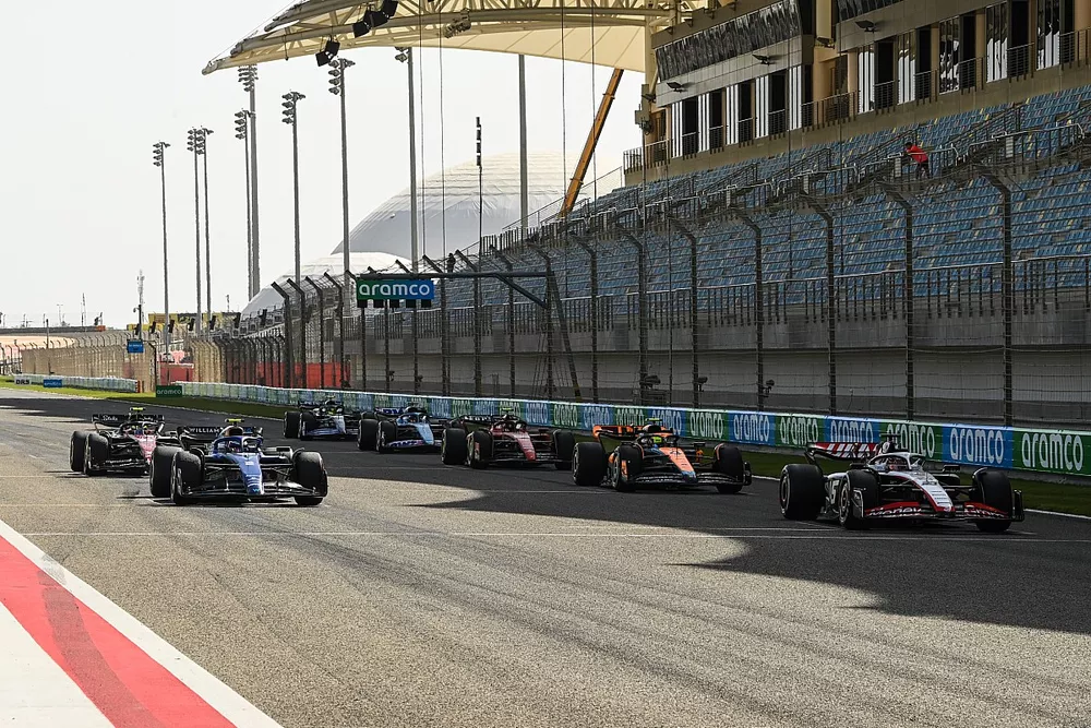 Kevin Magnussen, Haas VF-23, Logan Sargeant, Williams FW45, Lando Norris, McLaren MCL60, Carlos Sainz, Ferrari SF-23, Zhou Guanyu, Alfa Romeo C43, Esteban Ocon, Alpine A523, Lewis Hamilton, Mercedes F1 W14 se alinean en la parrilla para practicar una salida.