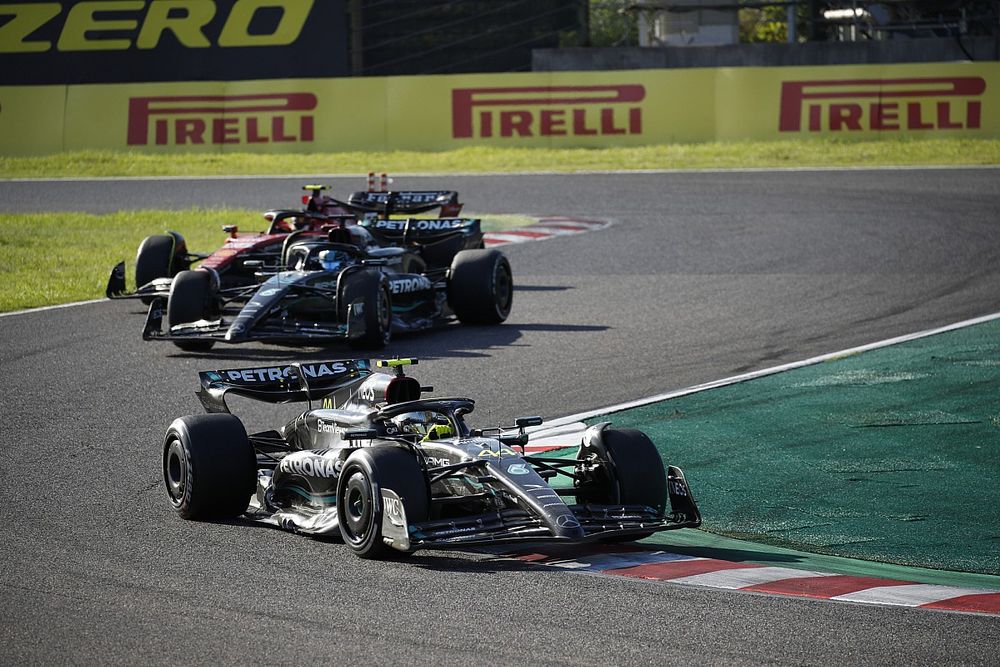 Lewis Hamilton, Mercedes F1 W14, George Russell, Mercedes F1 W14, Carlos Sainz, Ferrari SF-23