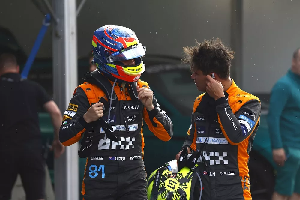 Oscar Piastri, McLaren, Lando Norris, McLaren, dans le parc ferm&eacute;