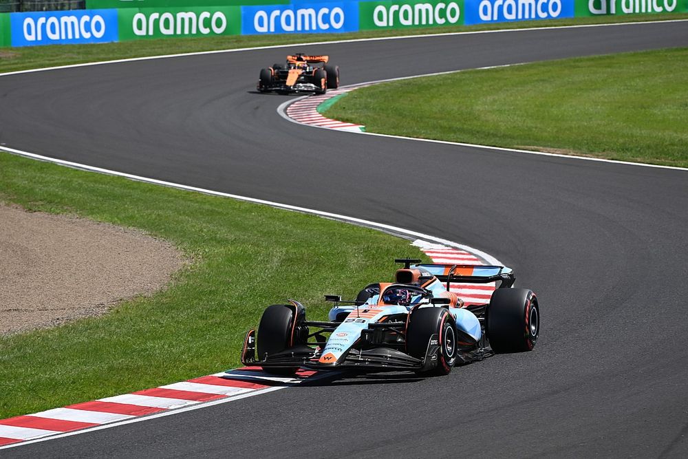 Alex Albon, Williams FW45, Oscar Piastri, McLaren MCL60
