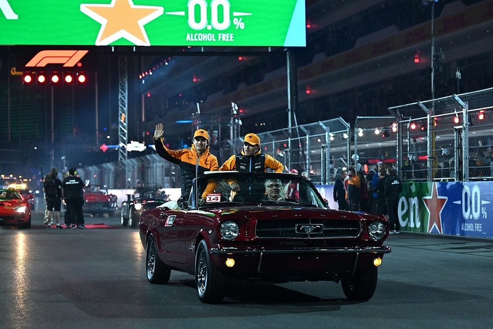Desfile de pilotos Vegas 
Oscar Piastri, McLaren Lando Norris, McLaren 