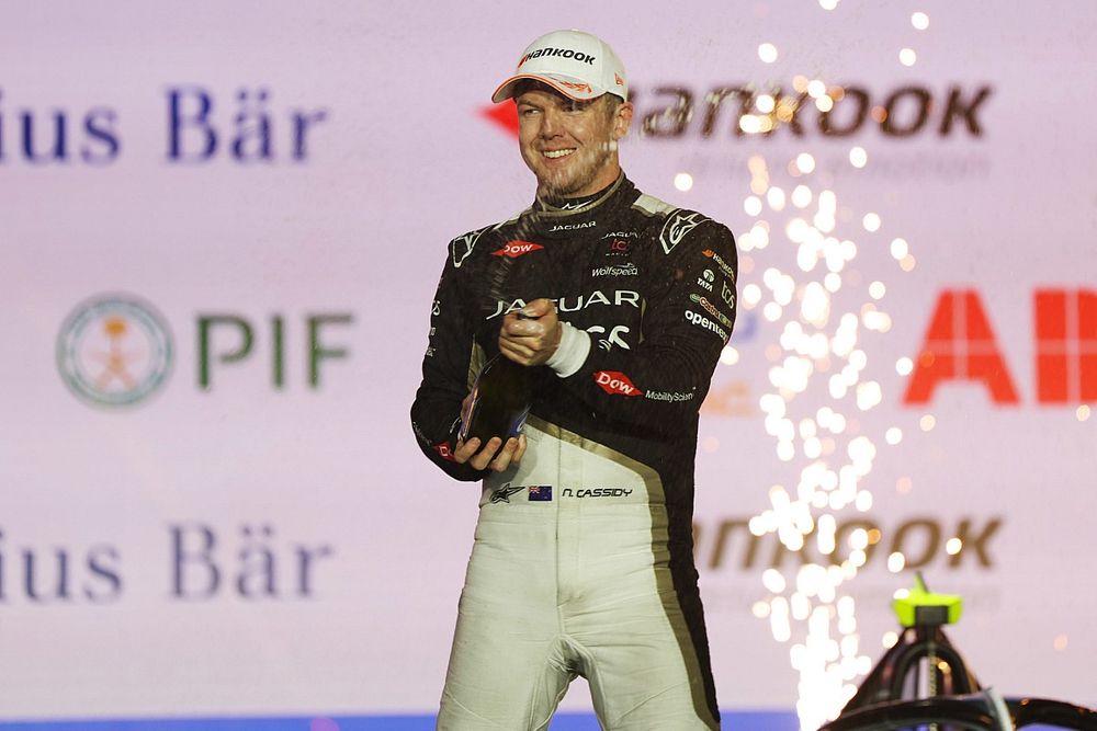 Nick Cassidy, Jaguar TCS Racing, celebra en el podio