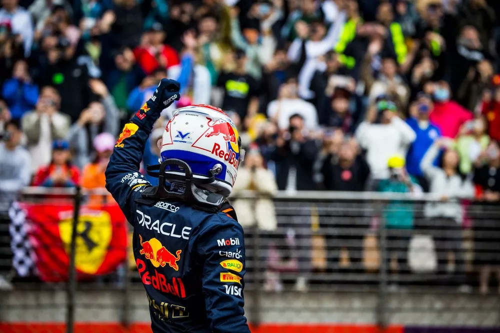 Max Verstappen, Red Bull Racing, 1e positie, viert feest bij aankomst in Parc Ferme