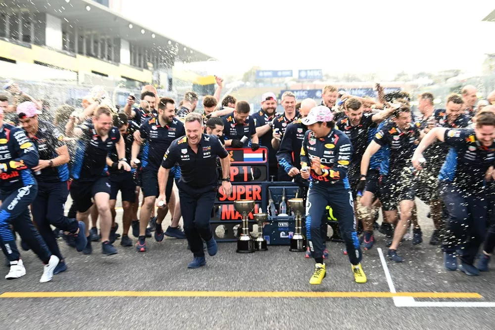 Christian Horner, director de Red Bull Racing, Sergio Perez, Red Bull Racing y el resto del equipo