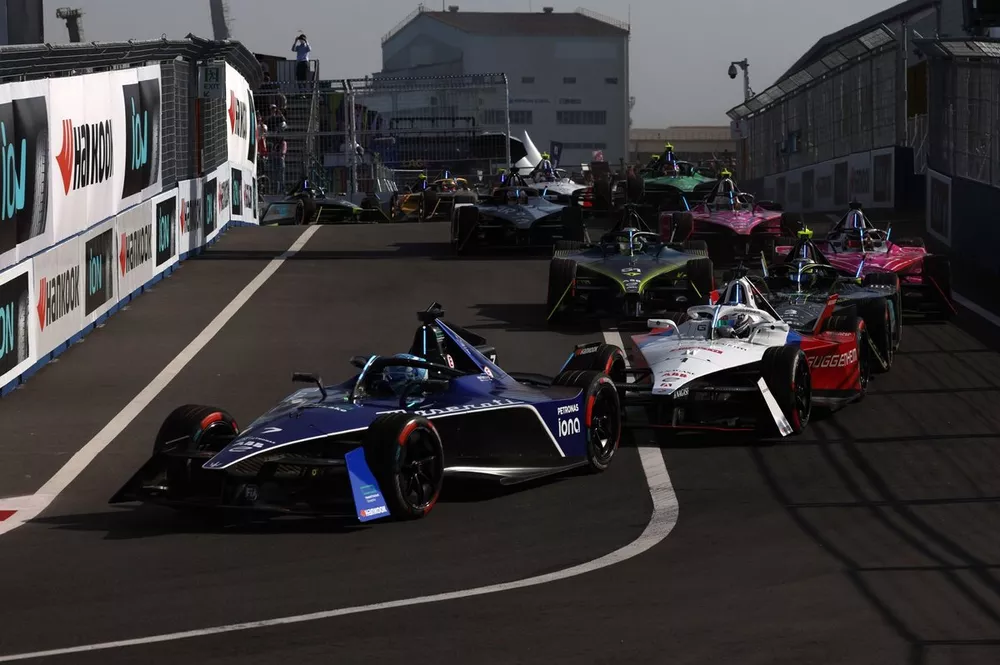 Maximilian Gunther, Maserati Racing, Maserati Tipo Folgore, Jake Dennis, Andretti Global, Porsche 99X Electric Gen3, Sergio Sette Camara, ERT Formula E Team, ERT X24, et le reste du peloton au d&eacute;part