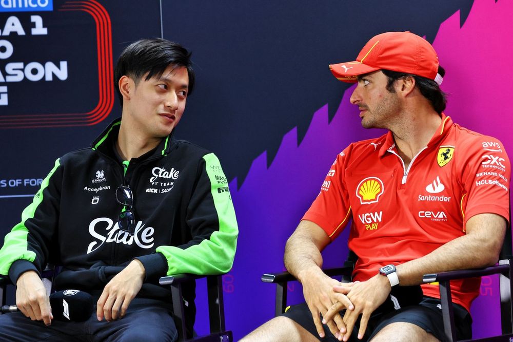 Zhou Guanyu, Stake F1 Team Kick Sauber, y Carlos Sainz, Scuderia Ferrari