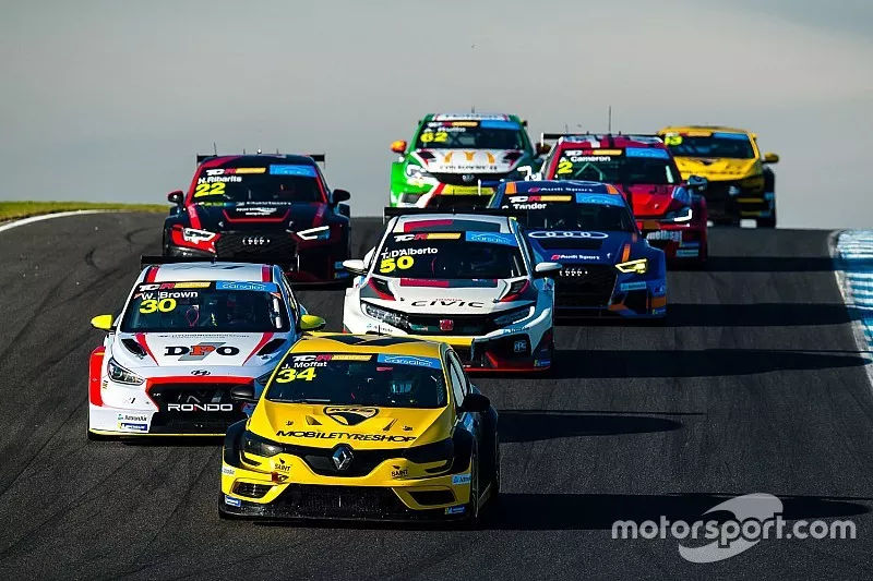 James Moffat, Garry Rogers Motorsport Renault Megane R.S leads at the start of the race