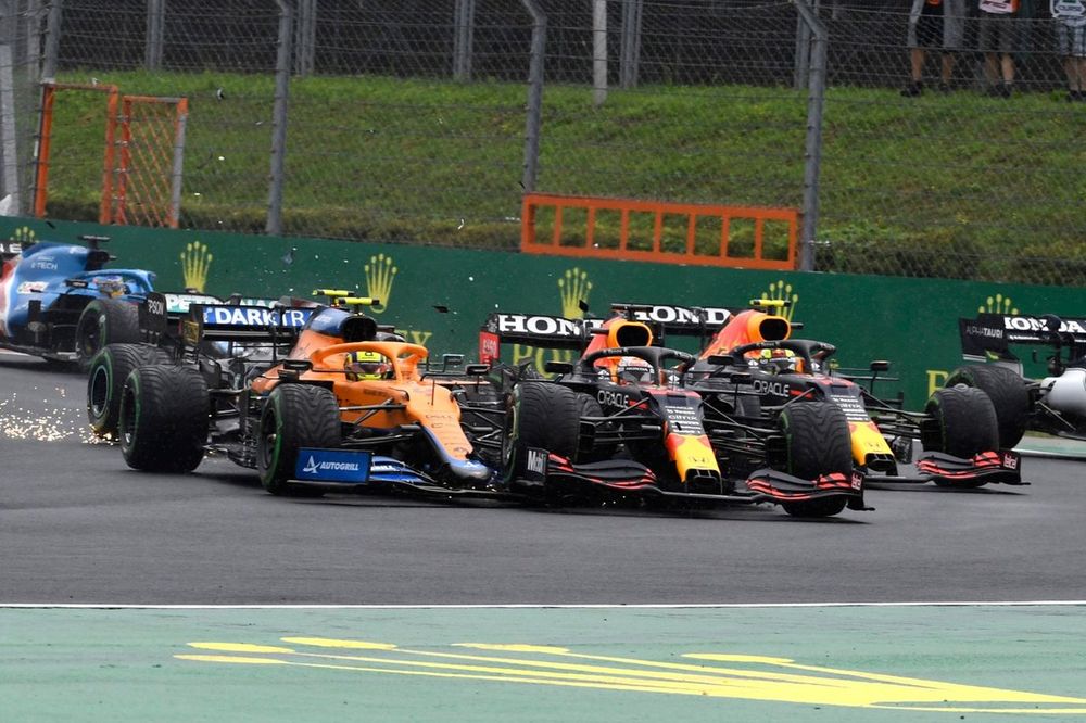 Valtteri Bottas, Mercedes W12, Lando Norris, McLaren MCL35M, Max Verstappen, Red Bull Racing RB16B, y Sergio Pérez, Red Bull Racing RB16B, chocan
