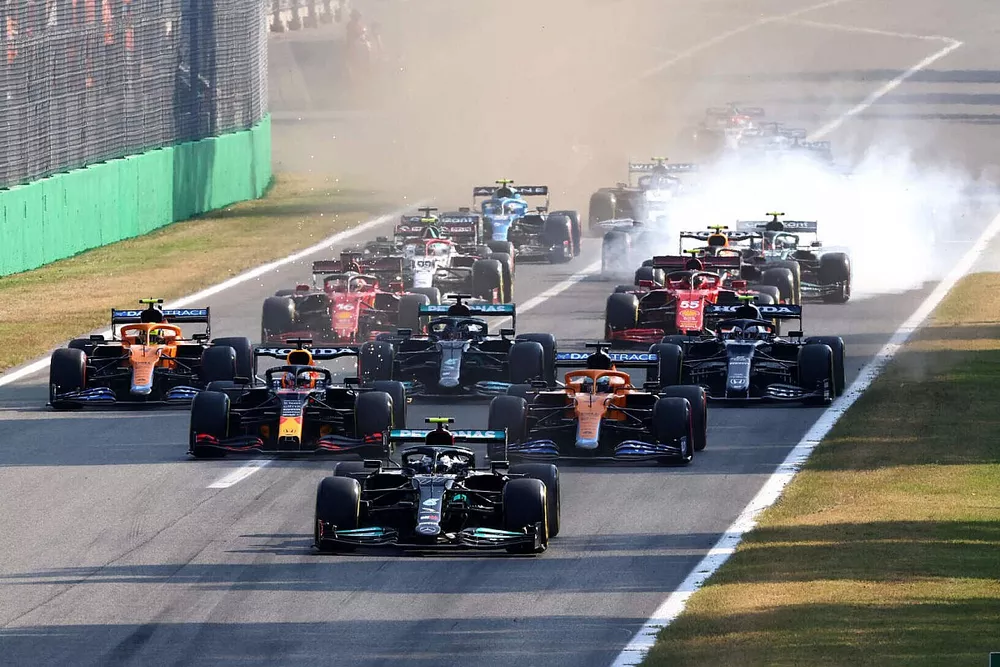 Valtteri Bottas, Mercedes W12, Max Verstappen, Red Bull Racing RB16B, Daniel Ricciardo, McLaren MCL35M, Lando Norris, McLaren MCL35M, Lewis Hamilton, Mercedes W12, Pierre Gasly, AlphaTauri AT02, et le reste des monoplaces au d&eacute;part