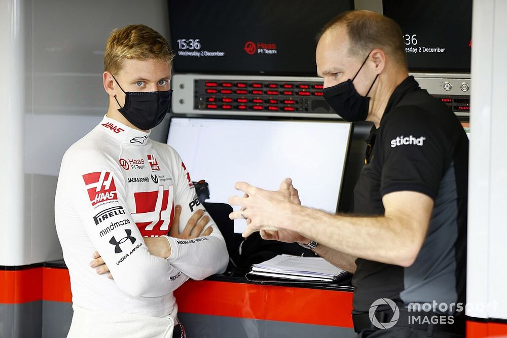 Mick Schumacher speaks with race engineer Gary Gannon
