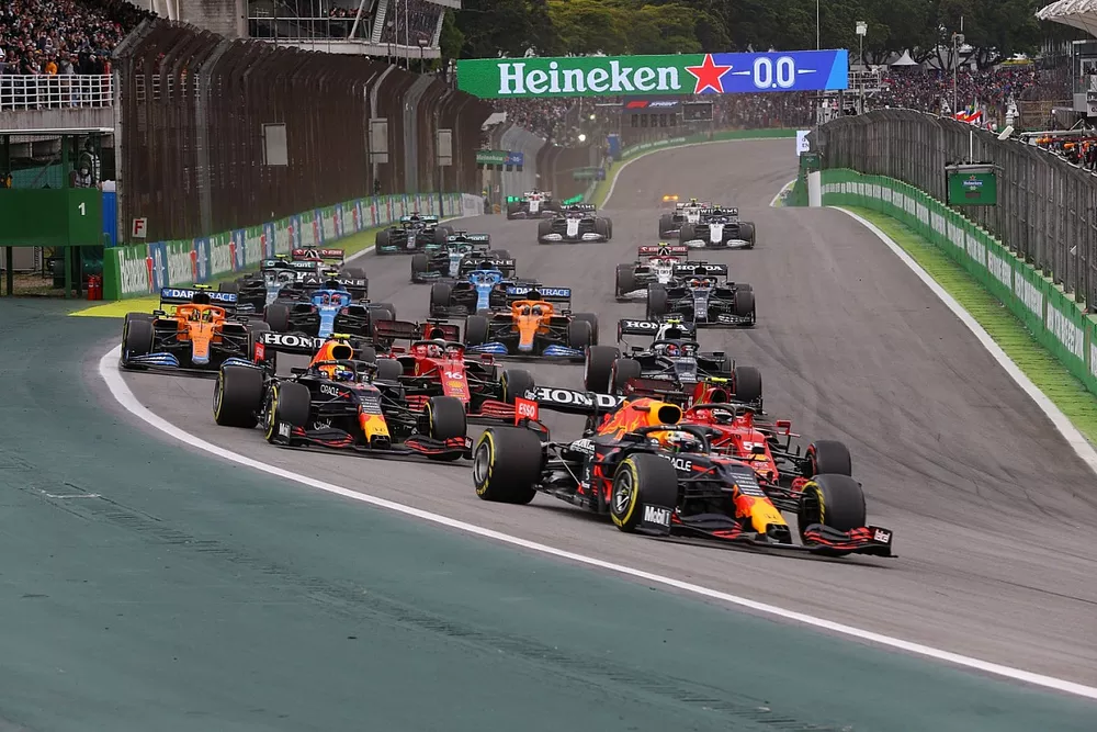 Max Verstappen, Red Bull Racing RB16B, Carlos Sainz Jr., Ferrari SF21, Sergio P&eacute;rez, Red Bull Racing RB16B, Charles Leclerc, Ferrari SF21, y el resto del campo en la salida