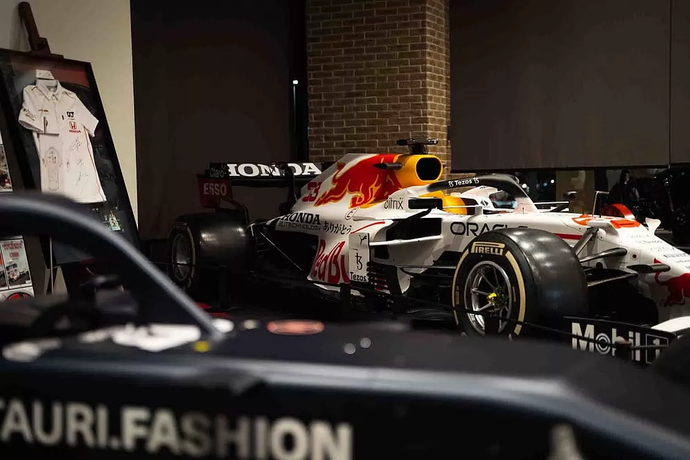 F1動画】レッドブル『RB16B ありがとう号』が”チャンピオンマシン