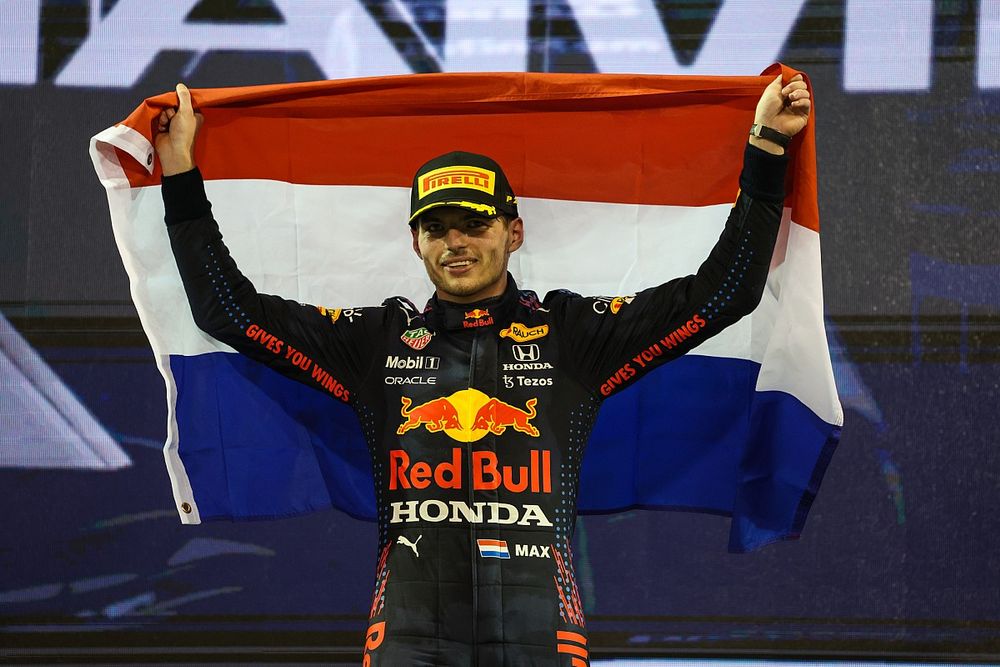 Podio: campeón de pilotos de 2021, Max Verstappen, de Red Bull Racing